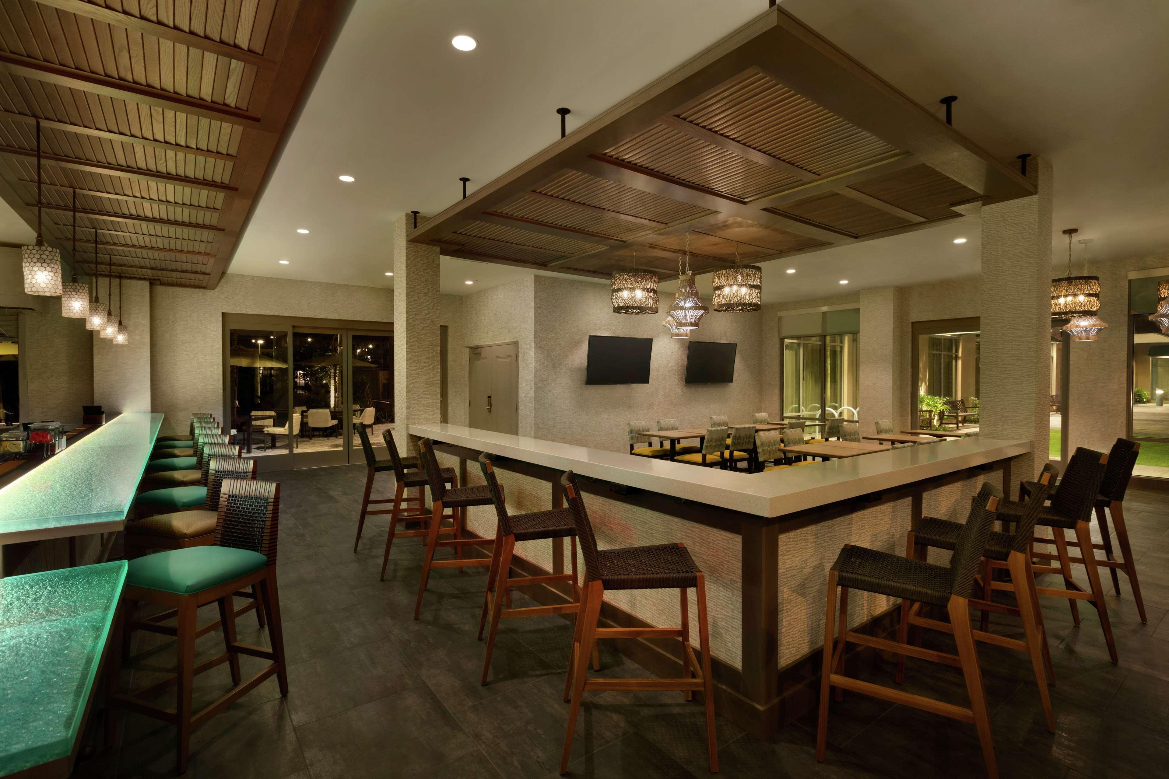 Hotel Embassy By Hilton Oahu - Free Breakfast