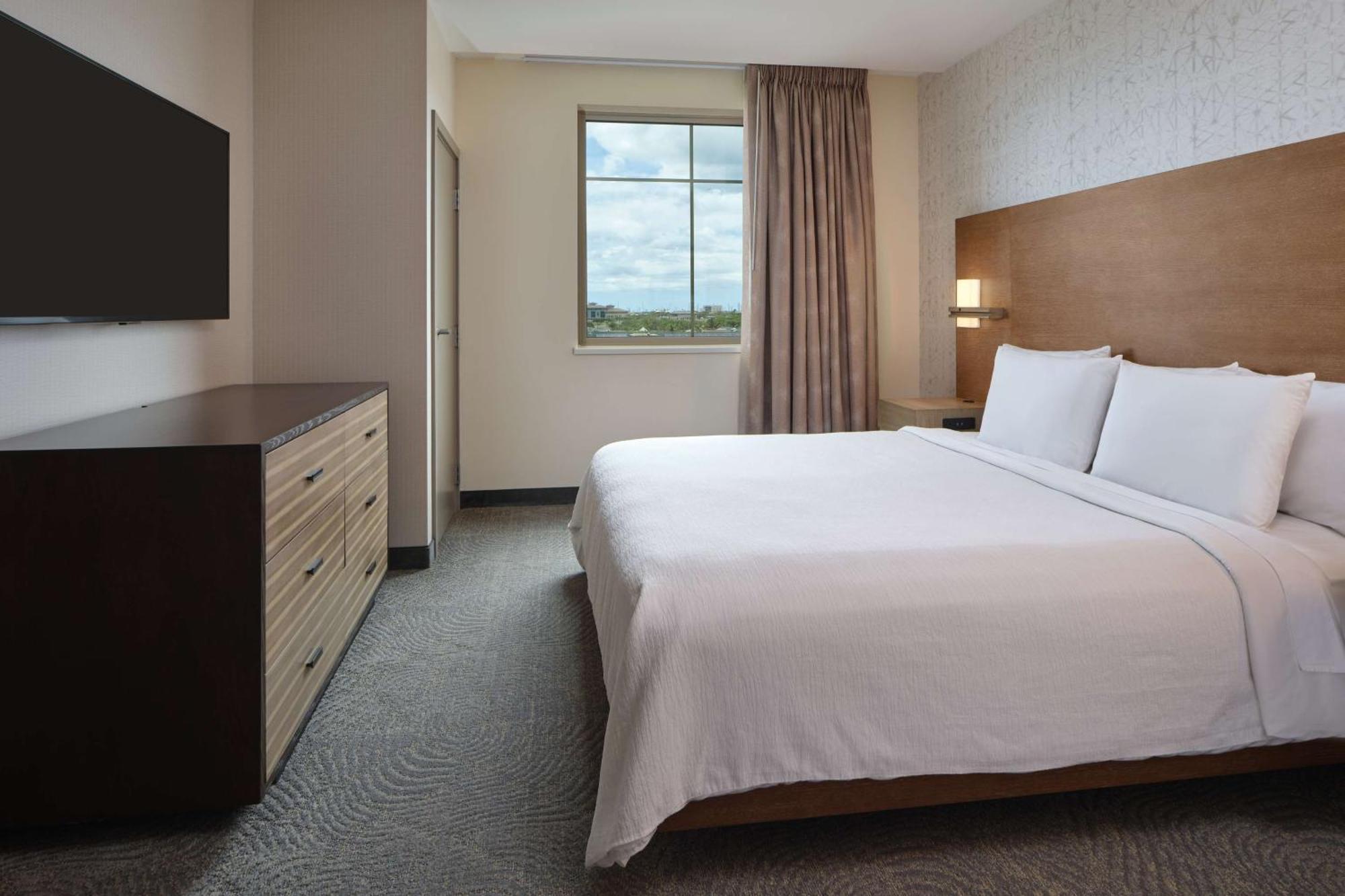 Hotel Embassy By Hilton Oahu - Free Breakfast