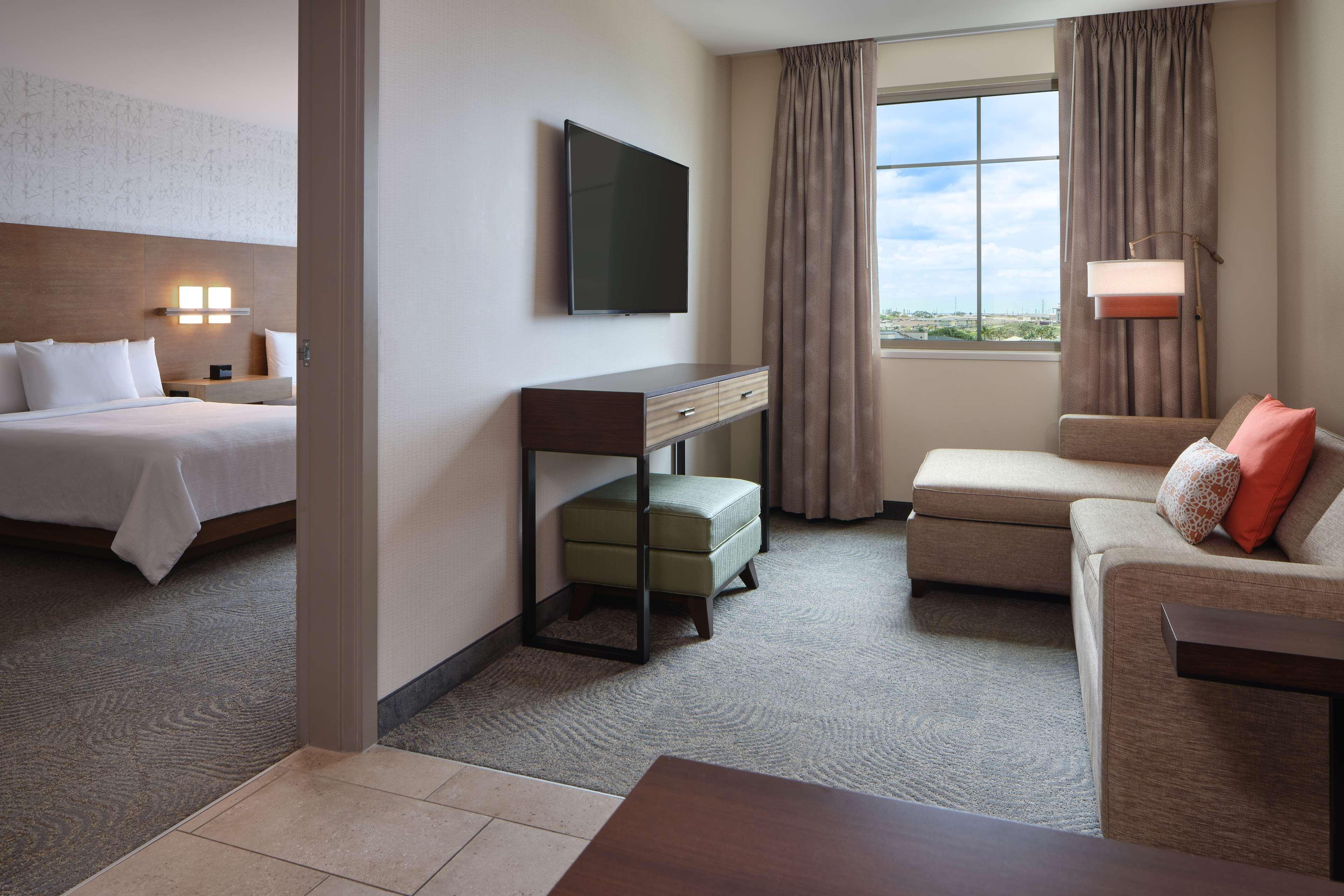 Hotel Embassy By Hilton Oahu - Free Breakfast