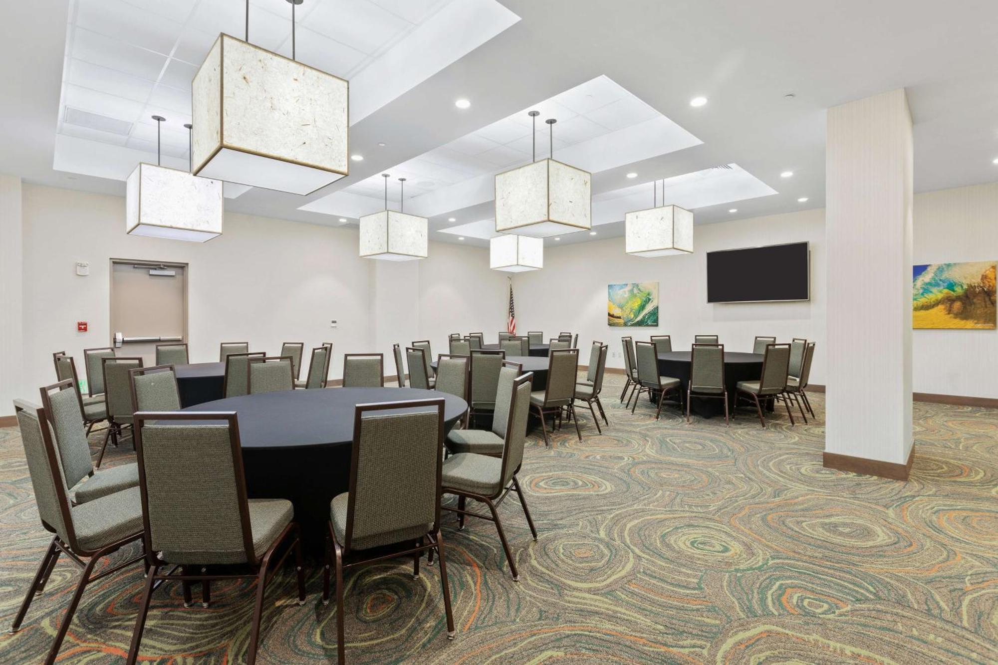 Embassy By Hilton Oahu - Free Breakfast