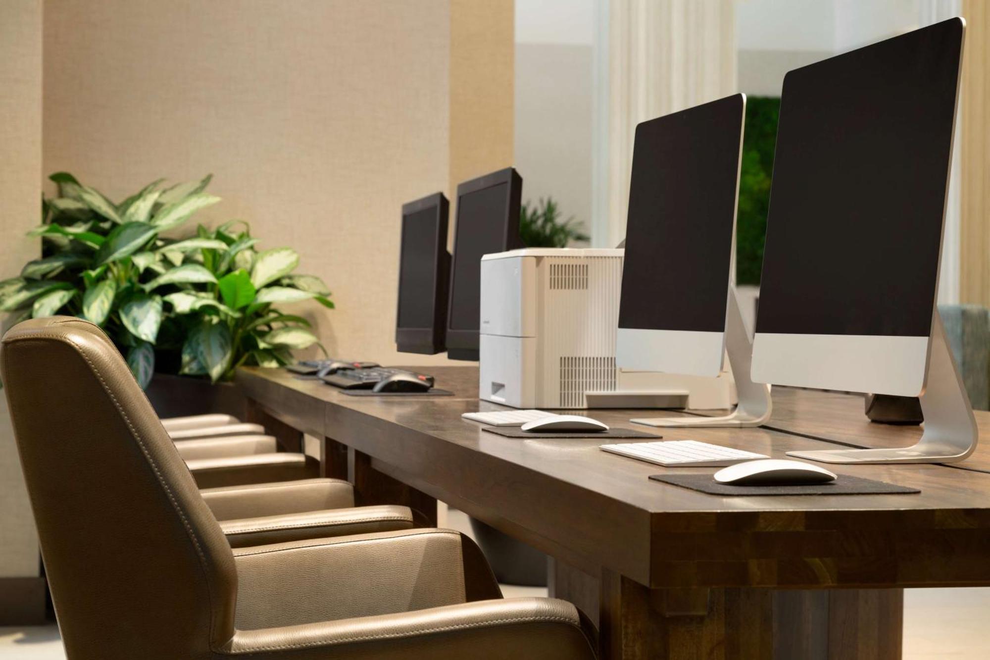 Hotel Embassy By Hilton Oahu - Free Breakfast 4*